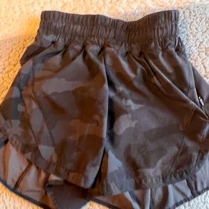 TRADING LULULEMON SHORTS(FONT BUY LOOKING FOR OFFERS)